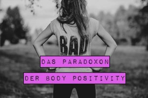 Body Positivity muss sich oft Kritik gefallen lassen, weil sie in einer ohnehin auf Äußerlichkeiten fixierten Gesellschaft das Augenmerk auf den Körper legt. So berechtigt der Wunsch auch sein mag, endlich nicht mehr über Körper diskutieren zu müssen, so fern liegt er auch. Denn bisher haben wir vollkommen falsch über Körper gesprochen. Das Paradoxon der Body Positivity: Wir müssen über Körper reden, um endlich nicht mehr über Körper reden zu müssen.