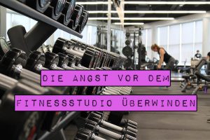 Der Gang ins Fitnessstudio kann vor allem Menschen, die Probleme mit ihrem Körperbild haben, richtiggehend Angst einjagen. Vom Probetraining über den Gerätepark, die Kurse und die Umkleidekabine bis hin zu den Trainern und den anderen Mitgliedern gibt es viele Erfahrungen, die überfordern können. In diesem Artikel findest du Tipps, wie du die Angst vor dem Fitnessstudio überwinden kannst.