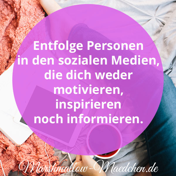 Entfolge Personen in den sozialen Medien, die dich weder motivieren, inspirieren noch informieren. | Zitat | Body Positivity und Selbstliebe | Marshmallow Mädchen