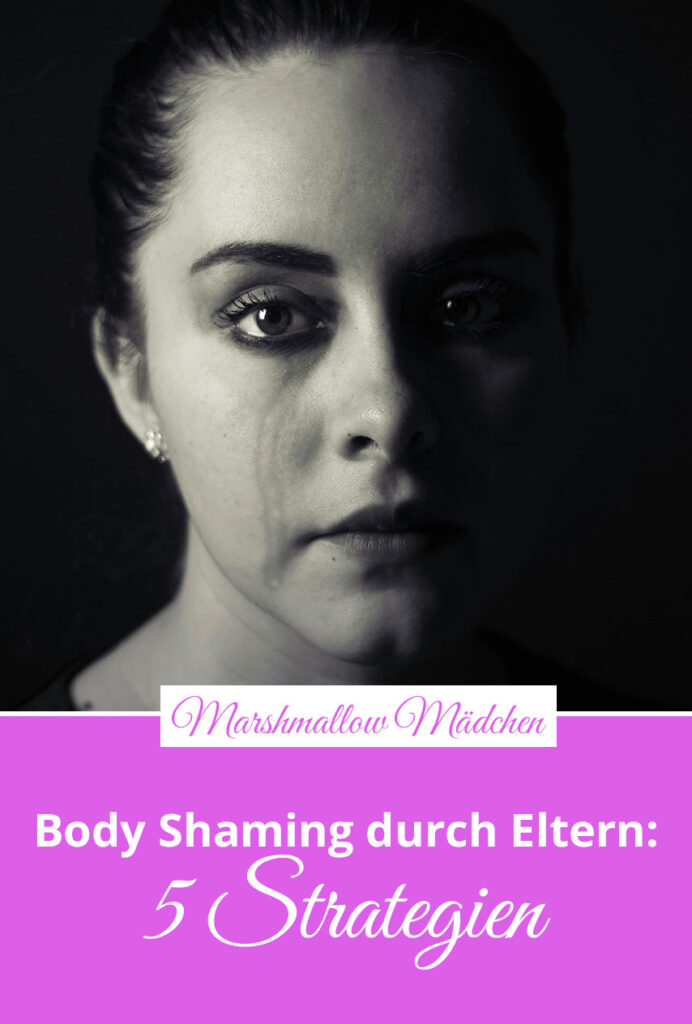 Wenn deine Eltern und Familienmitglieder Body-Shamer:innen sind, also deinen Körper herabwürdigend bewerten, dann ist das verletzend. Von unserer Familie erwarten wir Unterstützung; ihre Ablehnung ist besonders schmerzhaft. Aufgrund unseres komplexen Verhältnisses zu ihr ist es oft schwierig, mit kränkenden Kommentaren umzugehen. Marshmallow Mädchen stellt dir fünf Strategien gegen Body Shaming durch Eltern und Familie vor.
